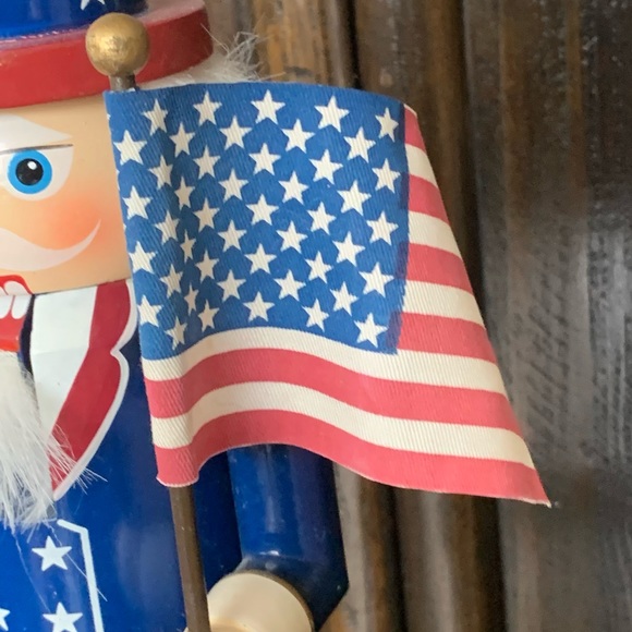 Vintage 2009 Uncle Sam Nutcracker with American Flag - Picture 7 of 16